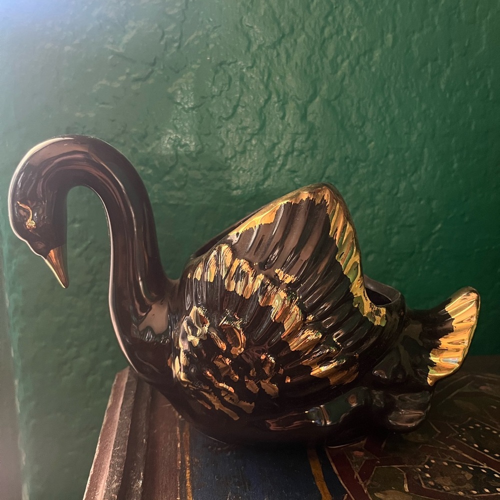 Vintage mid century 50s Bisque Co. 22 KT Black and Gold Swan vase - Picture 2 of 5